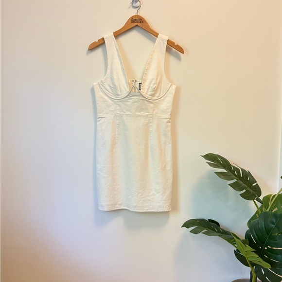 Elegant White Mini Dress - Picture 1 of 7